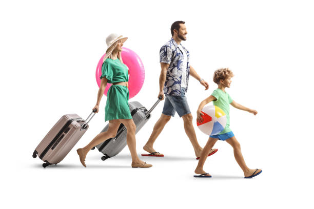 família a caminhar com acessórios de praia